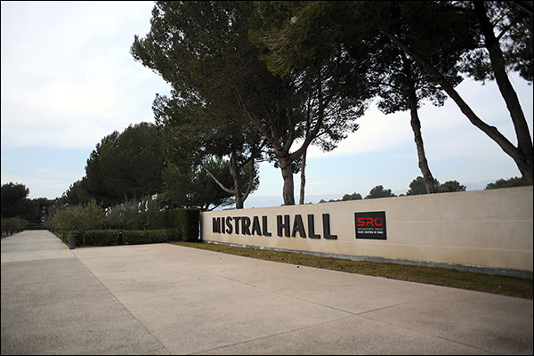 mistral-hall-01