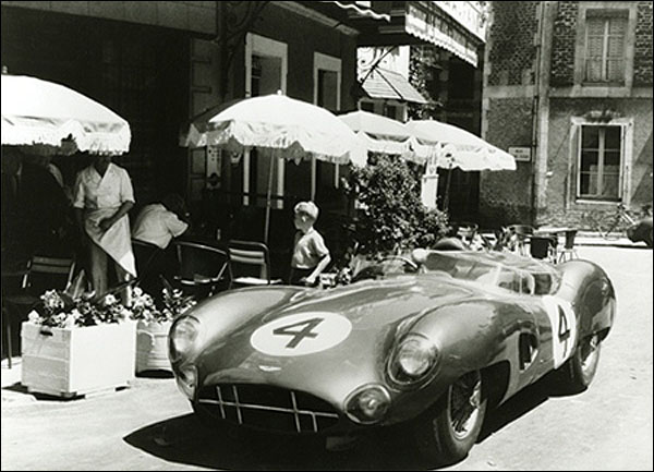 DBR5-outside-the-Hotel-de-France-in-1959