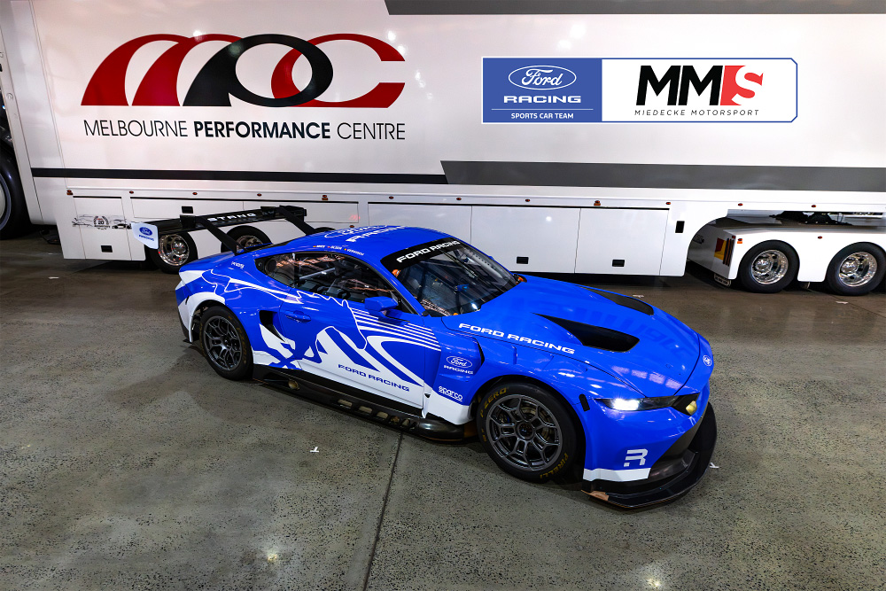Miedecke-Motorsport-with-Team-